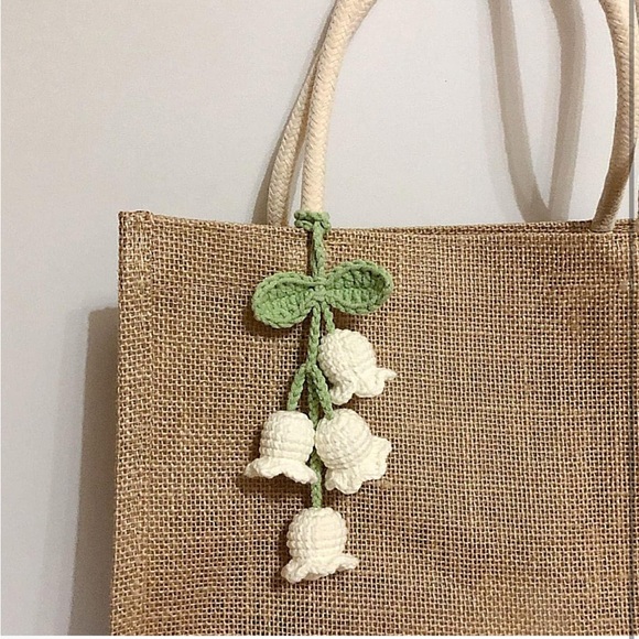 🌷NEW Crochet Flower Bag Charm/ Keychain White w/ Green Leaves - Picture 11 of 11